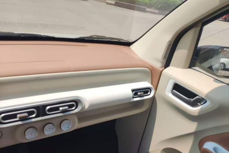 Used Wuling Hongguang MINIEV 2024 3rd Generation 215km Youth Edition Audio And AC Panel