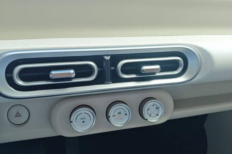 Used Wuling Hongguang MINIEV 2024 3rd Generation 215km Youth Edition Audio And AC Panel
