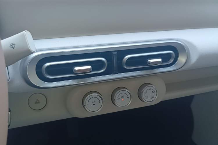 Used Wuling Hongguang MINIEV 2024 3rd Generation 215km Youth Edition Audio And AC Panel