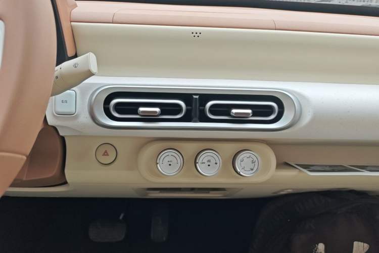 Used Wuling Hongguang MINIEV 2024 3rd Generation 215km Youth Edition Audio And AC Panel