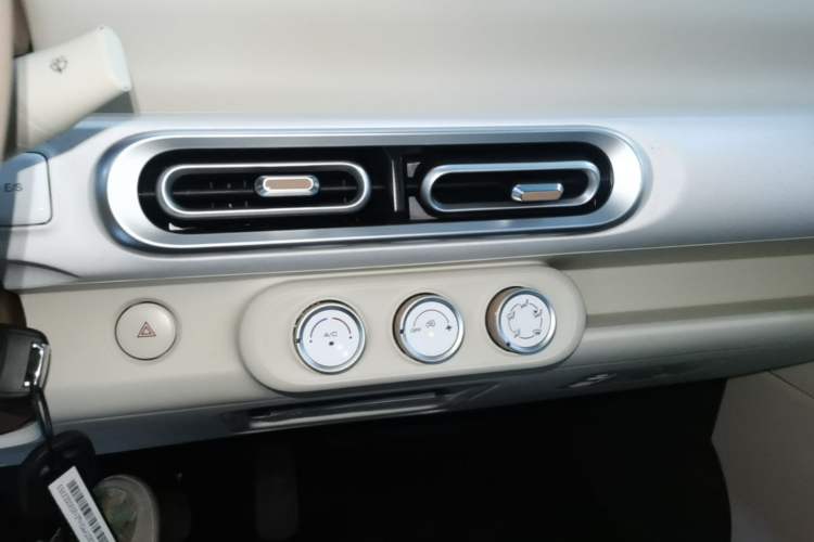 Used Wuling Hongguang MINIEV 2024 3rd Generation 215km Youth Edition Audio And AC Panel