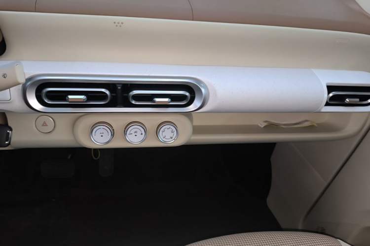Used Wuling Hongguang MINIEV 2024 3rd Generation 215km Youth Edition Audio And AC Panel