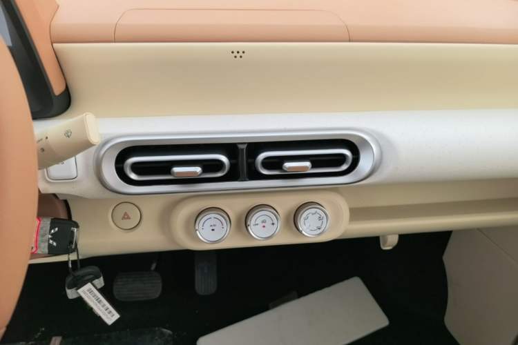 Used Wuling Hongguang MINIEV 2024 3rd Generation 215km Youth Edition Audio And AC Panel