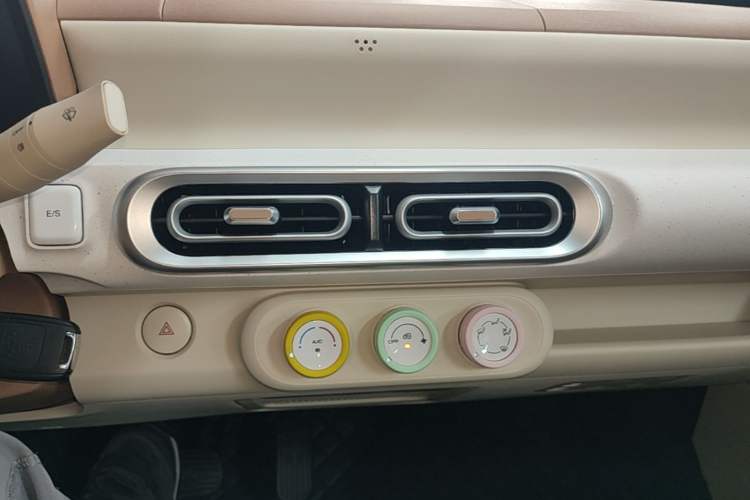 Used Wuling Hongguang MINIEV 2024 3rd Generation 215km Youth Edition Audio And AC Panel