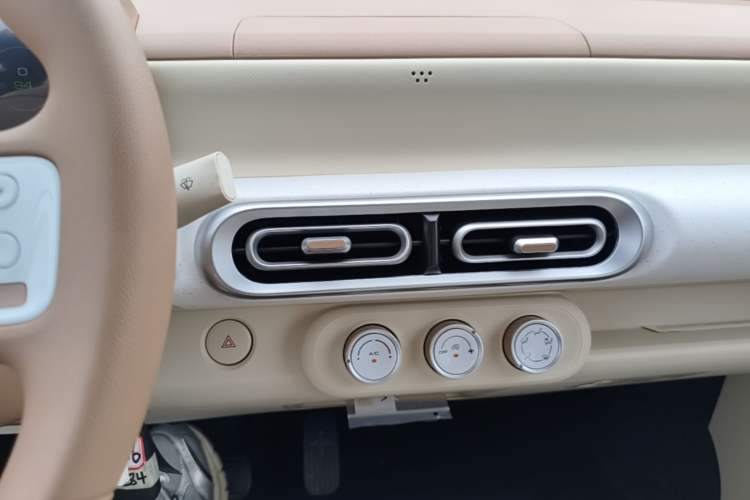 Used Wuling Hongguang MINIEV 2024 3rd Generation 215km Youth Edition Audio And AC Panel
