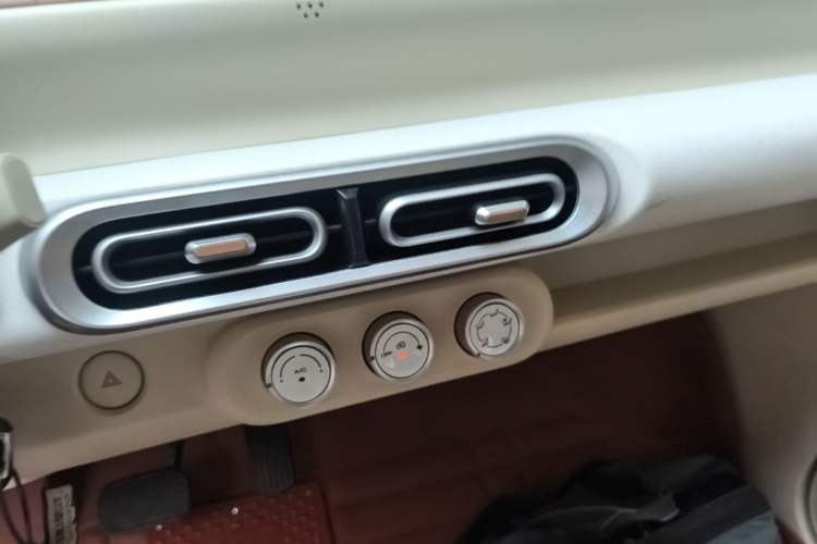 Used Wuling Hongguang MINIEV 2024 3rd Generation 215km Youth Edition Audio And AC Panel