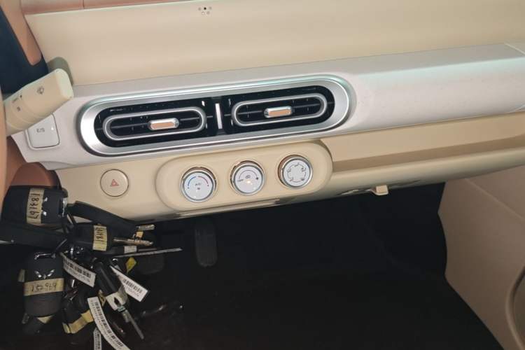 Used Wuling Hongguang MINIEV 2024 3rd Generation 215km Youth Edition Audio And AC Panel