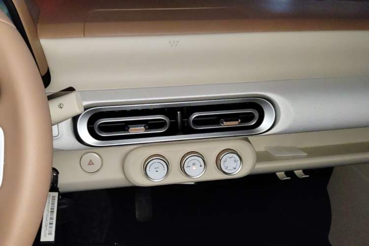 Used Wuling Hongguang MINIEV 2024 3rd Generation 215km Youth Edition Audio And AC Panel