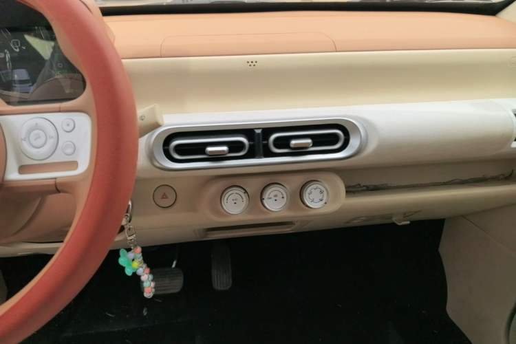 Used Wuling Hongguang MINIEV 2024 3rd Generation 215km Youth Edition Audio And AC Panel