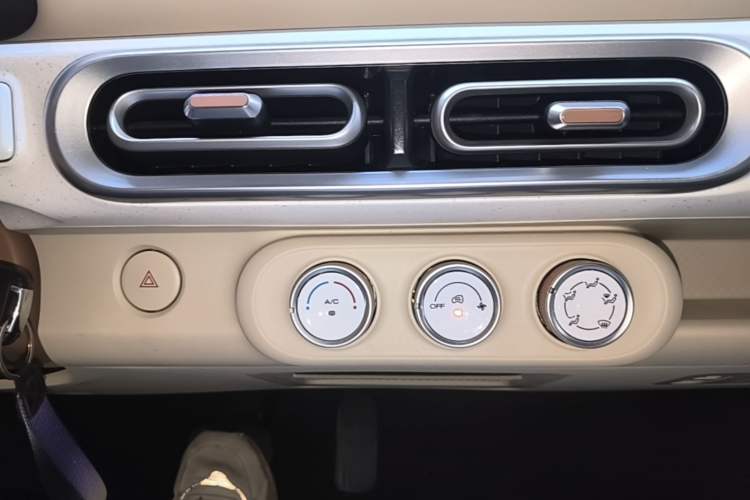 Used Wuling Hongguang MINIEV 2024 3rd Generation 215km Youth Edition Audio And AC Panel