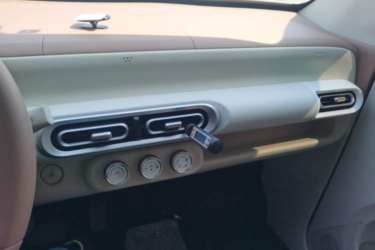 Used Wuling Hongguang MINIEV 2024 3rd Generation 215km Youth Edition Audio And AC Panel