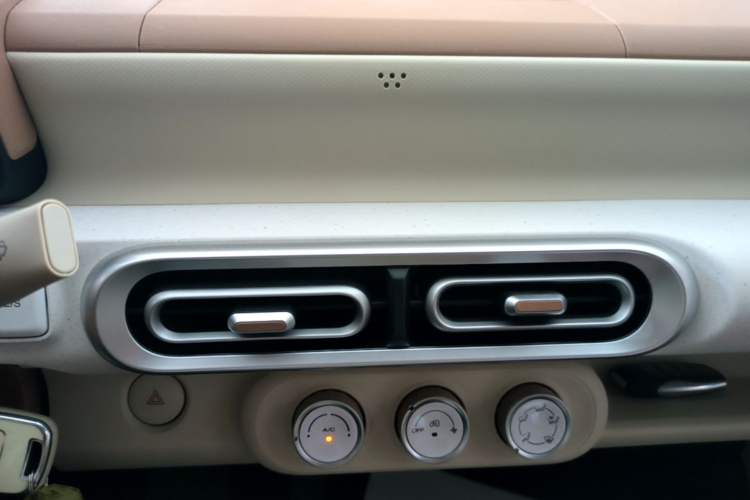 Used Wuling Hongguang MINIEV 2024 3rd Generation 215km Youth Edition Audio And AC Panel
