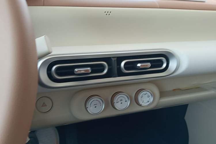 Used Wuling Hongguang MINIEV 2024 3rd Generation 215km Youth Edition Audio And AC Panel
