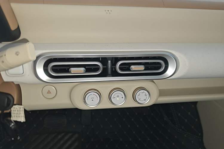 Used Wuling Hongguang MINIEV 2024 3rd Generation 215km Youth Edition Audio And AC Panel