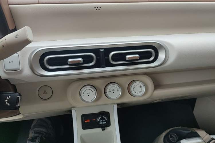 Used Wuling Hongguang MINIEV 2024 3rd Generation 215km Youth Edition Audio And AC Panel