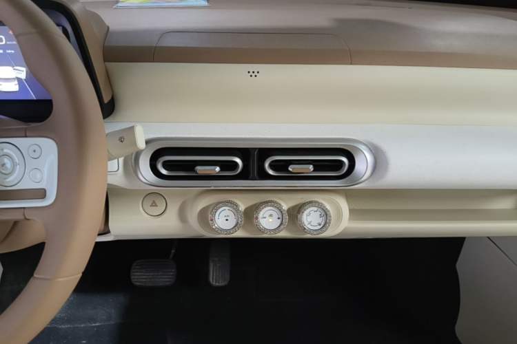 Used Wuling Hongguang MINIEV 2024 3rd Generation 215km Youth Edition Audio And AC Panel