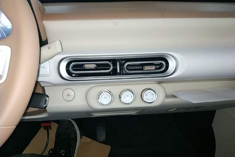 Used Wuling Hongguang MINIEV 2024 3rd Generation 215km Youth Edition Audio And AC Panel