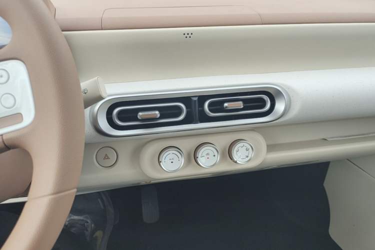 Used Wuling Hongguang MINIEV 2024 3rd Generation 215km Youth Edition Audio And AC Panel