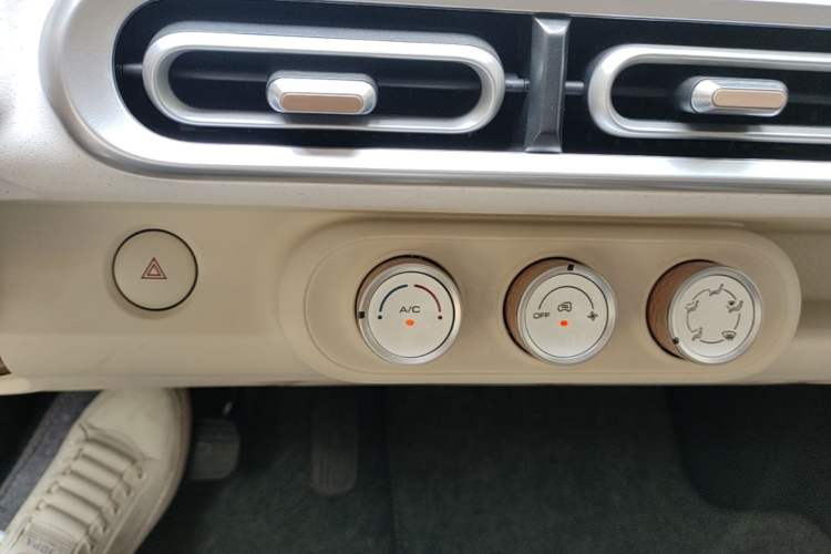 Used Wuling Hongguang MINIEV 2024 3rd Generation 215km Youth Edition Audio And AC Panel