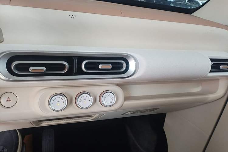 Used Wuling Hongguang MINIEV 2024 3rd Generation 215km Youth Edition Audio And AC Panel
