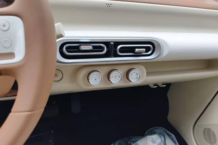 Used Wuling Hongguang MINIEV 2024 3rd Generation 215km Youth Edition Audio And AC Panel