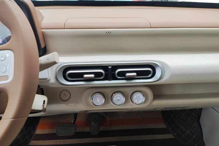 Used Wuling Hongguang MINIEV 2024 3rd Generation 215km Youth Edition Audio And AC Panel