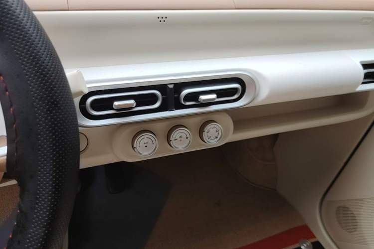 Used Wuling Hongguang MINIEV 2024 3rd Generation 215km Youth Edition Audio And AC Panel
