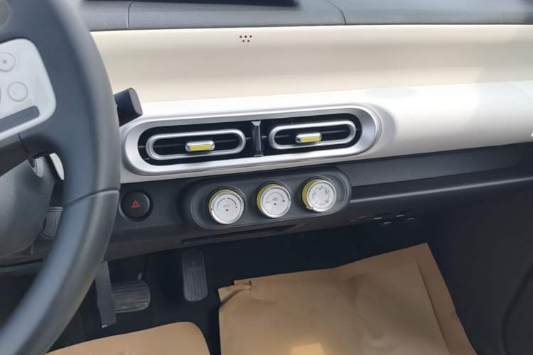 Used Wuling Hongguang MINIEV 2024 3rd Generation 215km Youth Edition Audio And AC Panel