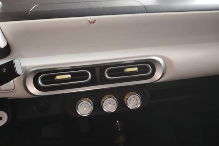 Used Wuling Hongguang MINIEV 2024 3rd Generation 215km Youth Edition Audio And AC Panel