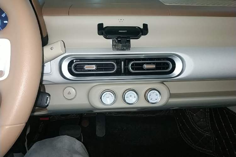 Used Wuling Hongguang MINIEV 2024 3rd Generation 215km Youth Edition Audio And AC Panel