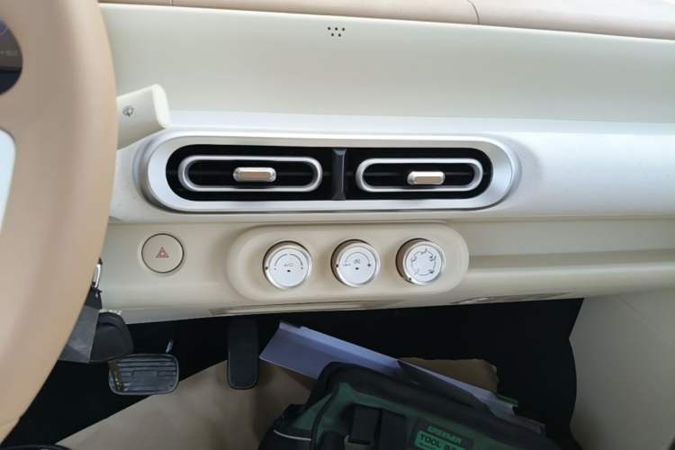 Used Wuling Hongguang MINIEV 2024 3rd Generation 215km Youth Edition Audio And AC Panel