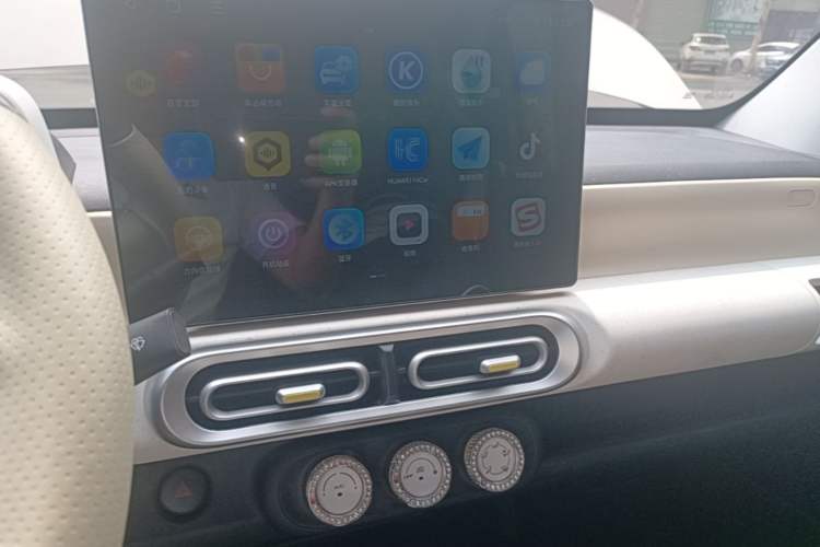 Used Wuling Hongguang MINIEV 2024 3rd Generation 215km Youth Edition Audio And AC Panel