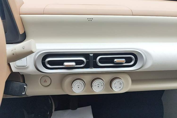 Used Wuling Hongguang MINIEV 2024 3rd Generation 215km Youth Edition Audio And AC Panel