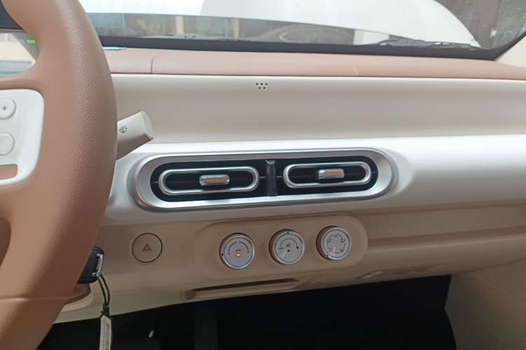 Used Wuling Hongguang MINIEV 2024 3rd Generation 215km Youth Edition Audio And AC Panel