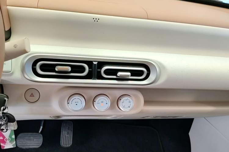Used Wuling Hongguang MINIEV 2024 3rd Generation 215km Youth Edition Audio And AC Panel