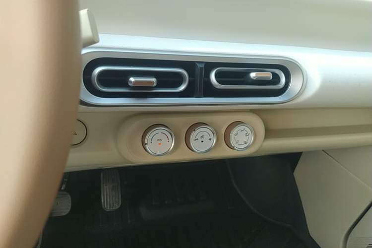 Used Wuling Hongguang MINIEV 2024 3rd Generation 215km Youth Edition Audio And AC Panel