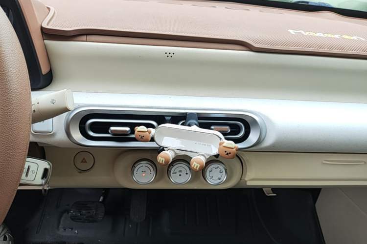 Used Wuling Hongguang MINIEV 2024 3rd Generation 215km Youth Edition Audio And AC Panel