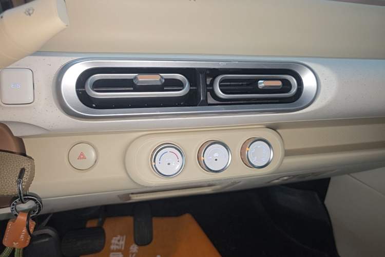 Used Wuling Hongguang MINIEV 2024 3rd Generation 215km Youth Edition Audio And AC Panel