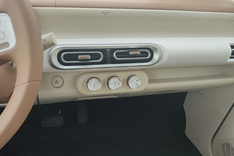 Used Wuling Hongguang MINIEV 2024 3rd Generation 215km Youth Edition Audio And AC Panel