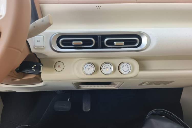 Used Wuling Hongguang MINIEV 2024 3rd Generation 215km Youth Edition Audio And AC Panel