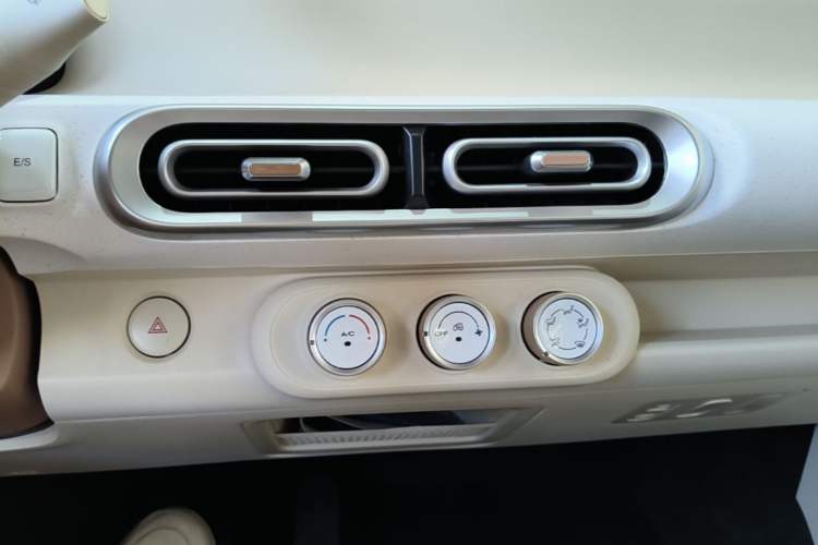 Used Wuling Hongguang MINIEV 2024 3rd Generation 215km Youth Edition Audio And AC Panel