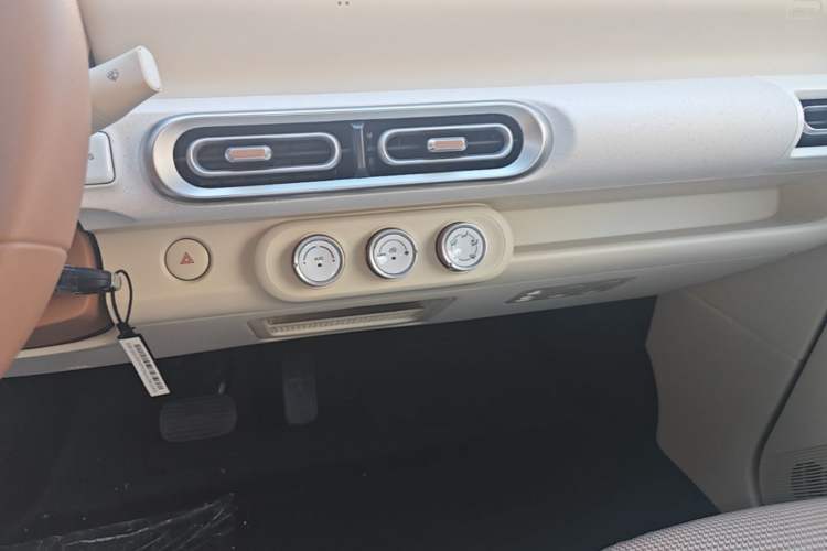 Used Wuling Hongguang MINIEV 2024 3rd Generation 215km Youth Edition Audio And AC Panel
