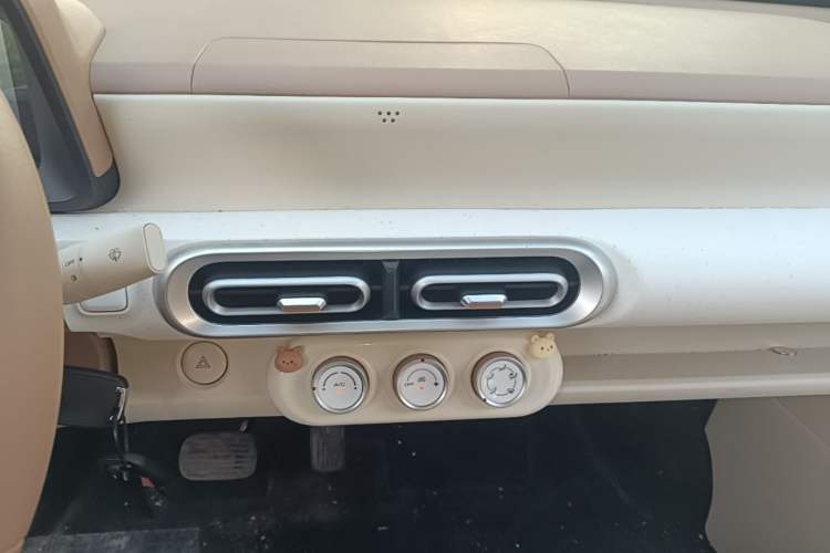 Used Wuling Hongguang MINIEV 2024 3rd Generation 215km Youth Edition Audio And AC Panel