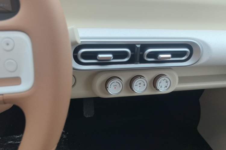 Used Wuling Hongguang MINIEV 2024 3rd Generation 215km Youth Edition Audio And AC Panel