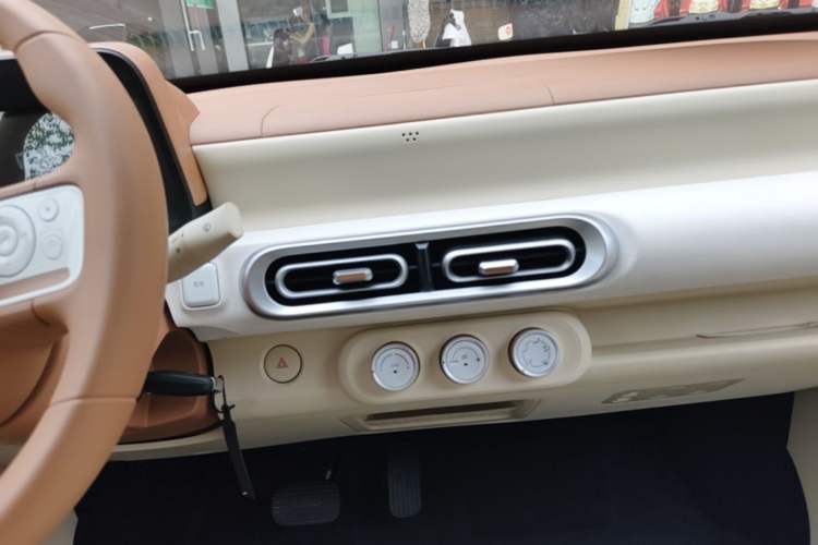 Used Wuling Hongguang MINIEV 2024 3rd Generation 215km Youth Edition Audio And AC Panel