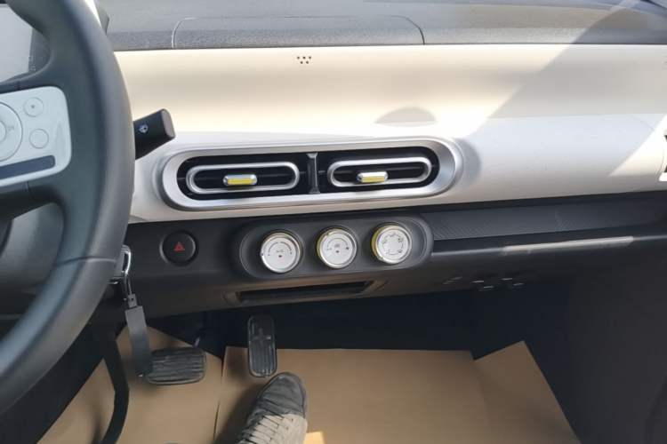 Used Wuling Hongguang MINIEV 2024 3rd Generation 215km Youth Edition Audio And AC Panel
