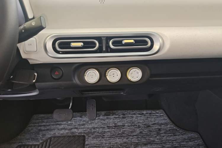 Used Wuling Hongguang MINIEV 2024 3rd Generation 215km Youth Edition Audio And AC Panel