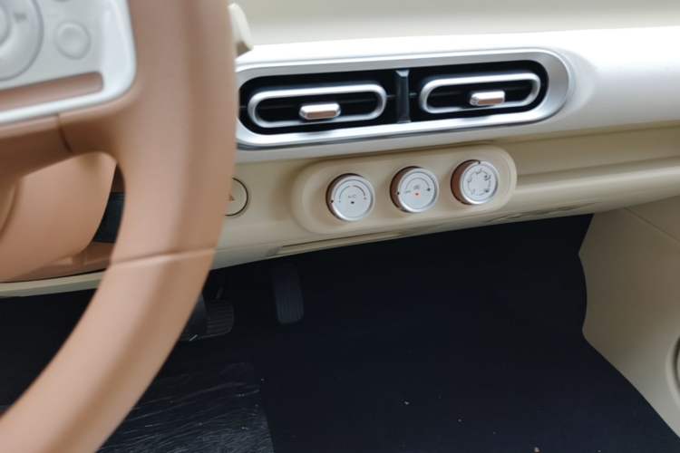 Used Wuling Hongguang MINIEV 2024 3rd Generation 215km Youth Edition Audio And AC Panel