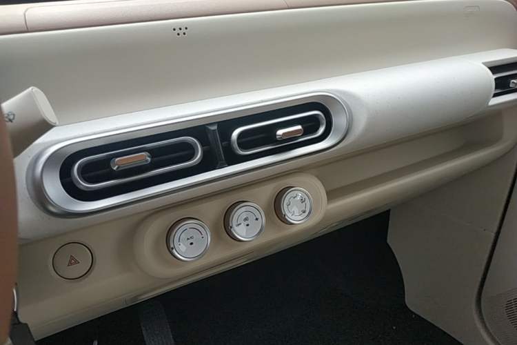 Used Wuling Hongguang MINIEV 2024 3rd Generation 215km Youth Edition Audio And AC Panel
