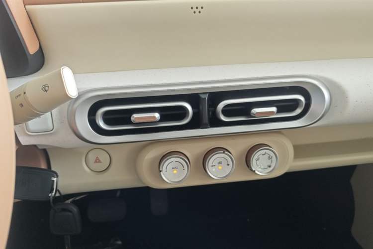 Used Wuling Hongguang MINIEV 2024 3rd Generation 215km Youth Edition Audio And AC Panel
